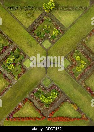 Luftaufnahme der symmetrischen geometrischen Muster eines formellen Gartens mit bunten Blumenbeeten und gepflegten grünen Rasenflächen in Cinchona, Provinz Alajuela Stockfoto