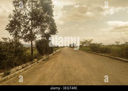 Gerade Asphalt Access Road in Richtung Suswa SGR Bahnhof, Rift Valley, Kenia Stockfoto