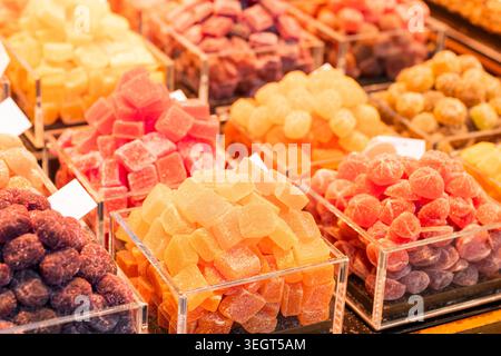 Farbenfrohe Auswahl an traditionellen spanischen Fruchtgelees und Marmeladesüßen, die in Glaskästen auf dem berühmten öffentlichen Markt La Boqueria i ausgestellt werden Stockfoto