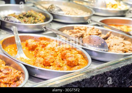 Beschreibung (175 Chars): Verschiedene traditionelle spanische heiße Tapas und Fertiggerichte, einschließlich Fleischbällchen in Tomatensauce (Albondigas), ausgestellt in Stockfoto