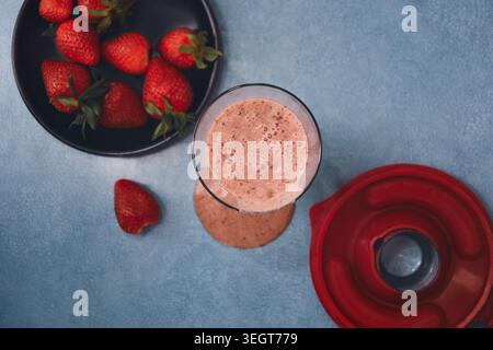 Erdbeeren-Smoothie in einem Glas von oben Stockfoto