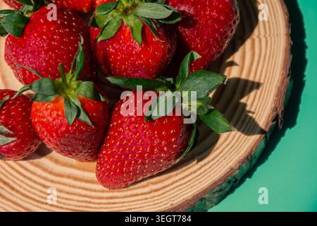 Erdbeeren auf einem Holztablett in der Nähe Stockfoto