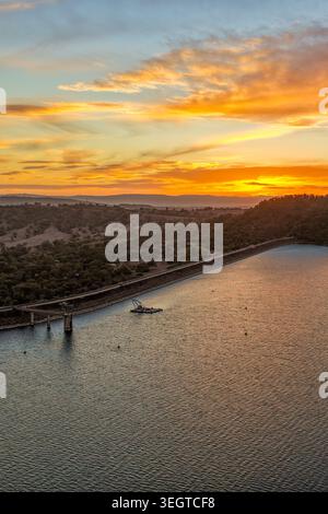 Vertikale Luftaufnahme des Glenbawn Dam bei Sonnenuntergang in NSW Australien. Das Drohnenfoto erfasst ruhige Dammgewässer, umliegende Hügel und den farbenfrohen Himmel Stockfoto