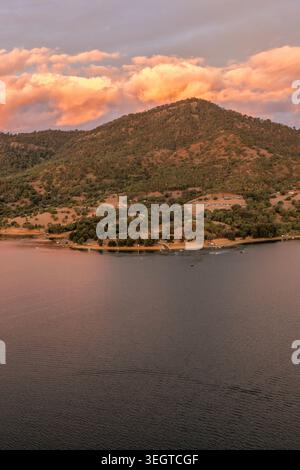 Vertikale Luftaufnahme des Glenbawn Dam, der umliegenden Campingplätze und der Liverpool Range in NSW Australien. Das Drohnenfoto fängt den weitläufigen Damm ein Stockfoto