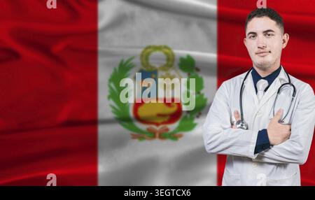 Porträt des Arztes auf peruanischem Flaggenhintergrund. Peruanisches nationales Gesundheitssystem Stockfoto
