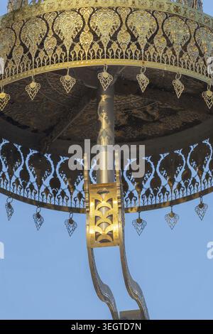 Spitze eines Ehrenschirms (auch bekannt als Chatra oder Chattra), typische, schwindelerregende und kleine hängende Ornamente des Chatra im Morgenlicht, Chedi Stockfoto