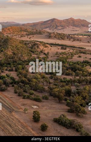 Vertikale Luftaufnahme der Glenbawn Dam Mauer mit umgebendem Wasser und Berglandschaft in NSW Australien. Das Drohnenfoto fängt den großen Damm ein Stockfoto