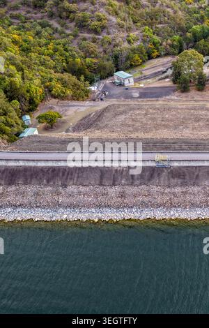 Vertikale Luftaufnahme aus nächster Nähe der Glenbawn Dam Mauer und der umliegenden Landschaft in NSW Australien. Das Drohnenfoto erfasst die technische Struktur Stockfoto