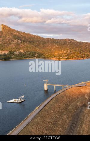 Vertikale Luftaufnahme der Glenbawn Dam-Wand mit Wassereinlasssystem und Wartungsponton in NSW Australien. Drohnenfotografie. Stockfoto