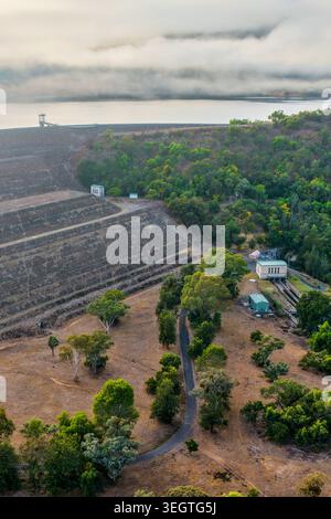 Vertikale Luftaufnahme der Glenbawn Dam Mauer und der umliegenden Landschaft mit Nebel, der durch das Tal in NSW Australien fließt. Drohnenfotografie. Stockfoto