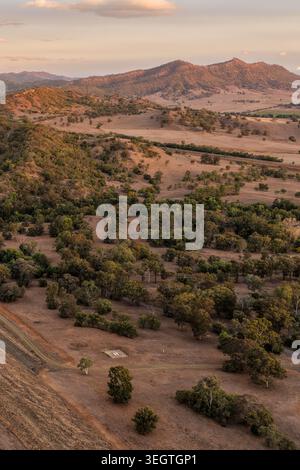 Vertikale Luftaufnahme der Glenbawn Dam Mauer mit umgebendem Wasser und Berglandschaft in NSW Australien. Das Drohnenfoto fängt den großen Damm ein Stockfoto