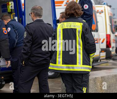 Feuerwehrfrau in Berlin, 20.05.2026. Berlin Deutschland *** Feuerwehrmann in Berlin, 20 05 2026 Berlin Deutschland Copyright: XYonaxElsnerx Stockfoto