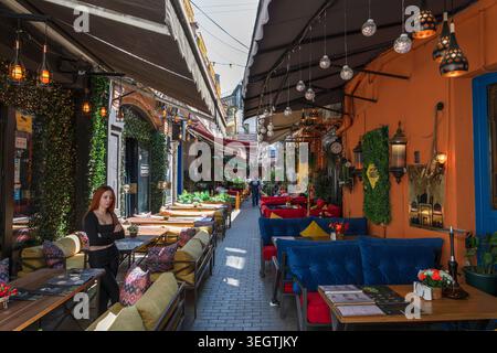 Lebendige, farbenfrohe Restaurantallee im Freien mit orientalischem Dekor, hängenden Laternen, blauen und roten Sofas in Tiflis, Georgia - 30. April 2026. Stockfoto