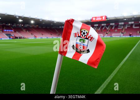 Aktenfoto vom 24.11.2024 mit einer Eckfahne im St. Mary's Stadium. Gegen Southampton wird der Football Association wegen des Spygate-Skandals ermittelt. Ausgabedatum: Donnerstag, 21. Mai 2026. Stockfoto