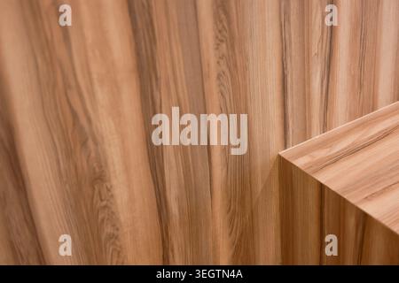 Warmer natürlicher Holzmaserung Texturhintergrund mit Plattenoberfläche Holz in satter brauner Farbe an der Wand bietet ruhige Emotionen für Innenarchitektur und Stockfoto