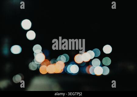 Das Bokeh der Londoner Innenstadt leuchtet in einer dunklen Winternacht Stockfoto