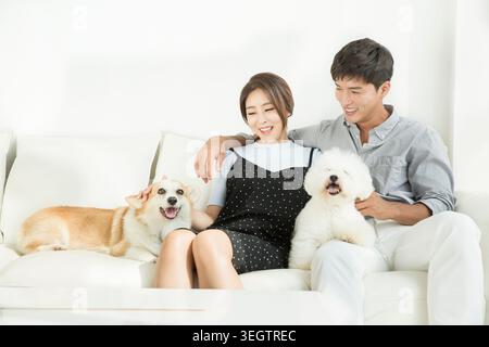 Junge Paar mit Haustier Hunde Lächeln Stockfoto