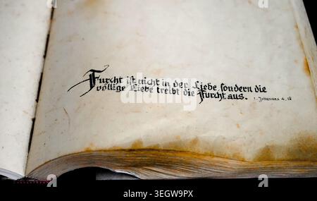 Vergoldete Seiten mit Zitat aus dem ersten Johannes 4:18. Stockfoto