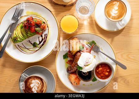 Köstlicher Brunch mit lebhaften Gerichten und erfrischenden Getränken in gemütlicher Umgebung Stockfoto