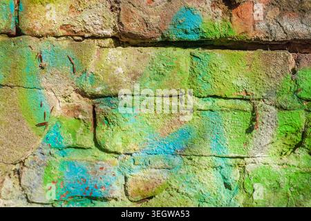 Bunt bemalte alte Backsteinmauer, Deutschland Stockfoto