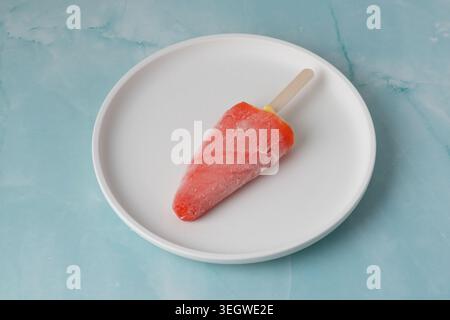 Fruchteis liegt auf einem weißen Teller Stockfoto