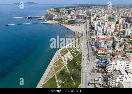 Luftbild der Promenade Vlora Lungomare, des Coastal Boulevard und des Hafenanlegesteges in Südalbanien. Stockfoto