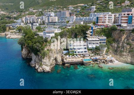 Luftbild vom Vlora Cliffside Resort, abgeschiedener Bucht und dem türkisfarbenen Ionischen Meer Stockfoto