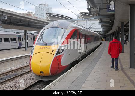 LNER Azuma Class 800 Zug 800209 neben einem Bahngestellten auf Gleis 6a am Bahnhof Leeds, West Yorkshire, England, UK Stockfoto