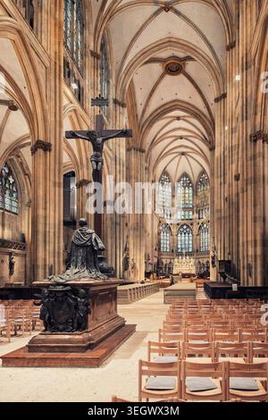 Regensburg, Deutschland - 10.10.2024: Innenansicht des gotischen Regensburger Doms (Dom St. Peter) in Regensburg, mit einem großen Kruzifix, Stockfoto