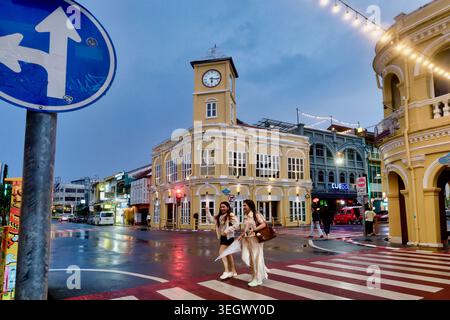Der berühmte Phromthep Clocktower und das alte Chartered Bank Gebäude in der Altstadt von Phuket Town auf der Insel Phuket, Thailand Stockfoto