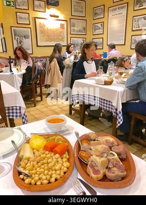 Cocido Madrileño in einer typischen Taverne serviert. Madrid, Spanien. Stockfoto