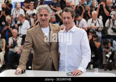Cannes, Frankreich. Mai 2026. © PHOTOPQR/NICE MATIN/Patrice Lapoirie ; Cannes ; 21/05/2026 ; FRANCE-FILM-FESTIVAL-CANNNES2026 der französische Regisseur und Drehbuchautor Antonin Baudry und der französisch-armenische Schauspieler Simon Abkarian posieren während eines Fotoaufrufs des Films 'La Bataille de Gaulle : L'Age de fer' (de Gaulle: Tilting Iron) bei der 79 79. Ausgabe des Cannes Filmfestivals in Cannes findet vom 12. Bis 23. Mai 2026 statt Stockfoto
