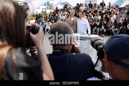 Cannes, Frankreich. Mai 2026. © PHOTOPQR/NICE MATIN/Patrice Lapoirie ; Cannes ; 21/05/2026 ; FRANCE-FILM-FESTIVAL-CANNNES2026 der französische Regisseur und Drehbuchautor Antonin Baudry und der französisch-armenische Schauspieler Simon Abkarian posieren während eines Fotoaufrufs des Films 'La Bataille de Gaulle : L'Age de fer' (de Gaulle: Tilting Iron) bei der 79 79. Ausgabe des Cannes Filmfestivals in Cannes findet vom 12. Bis 23. Mai 2026 statt Stockfoto
