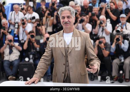 Cannes, Frankreich. Mai 2026. © PHOTOPQR/NICE MATIN/Patrice Lapoirie ; Cannes ; 21/05/2026 ; FRANCE-FILM-FESTIVAL-CANNNES2026 der französisch-armenische Schauspieler Simon Abkarian posiert während eines Fotoaufrufs des Films "La Bataille de Gaulle: L'Age de fer" (de Gaulle: Tilting Iron) bei der 79. Ausgabe des Filmfestivals in Cannes, Südfrankreich am 21. Mai 2026. 79. Internationales Filmfestival von Cannes findet vom 12. Bis 23. Mai 2026 statt. Credit: MAXPPP/Alamy Live News Stockfoto