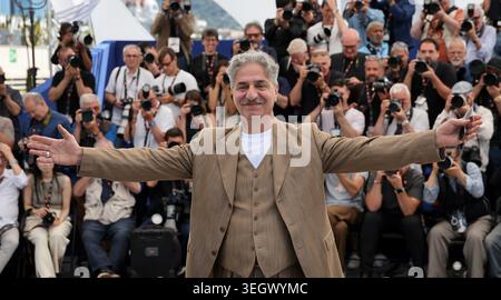 Cannes, Frankreich. Mai 2026. © PHOTOPQR/NICE MATIN/Patrice Lapoirie ; Cannes ; 21/05/2026 ; FRANCE-FILM-FESTIVAL-CANNNES2026 der französisch-armenische Schauspieler Simon Abkarian posiert während eines Fotoaufrufs des Films "La Bataille de Gaulle: L'Age de fer" (de Gaulle: Tilting Iron) bei der 79. Ausgabe des Filmfestivals in Cannes, Südfrankreich am 21. Mai 2026. 79. Internationales Filmfestival von Cannes findet vom 12. Bis 23. Mai 2026 statt. Credit: MAXPPP/Alamy Live News Stockfoto