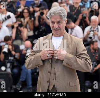 Cannes, Frankreich. Mai 2026. © PHOTOPQR/NICE MATIN/Patrice Lapoirie ; Cannes ; 21/05/2026 ; FRANCE-FILM-FESTIVAL-CANNNES2026 der französisch-armenische Schauspieler Simon Abkarian posiert während eines Fotoaufrufs des Films "La Bataille de Gaulle: L'Age de fer" (de Gaulle: Tilting Iron) bei der 79. Ausgabe des Filmfestivals in Cannes, Südfrankreich am 21. Mai 2026. 79. Internationales Filmfestival von Cannes findet vom 12. Bis 23. Mai 2026 statt. Credit: MAXPPP/Alamy Live News Stockfoto