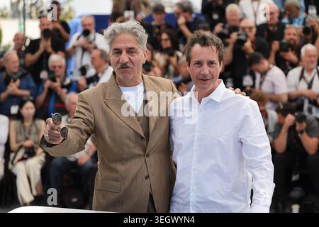 Cannes, Frankreich. Mai 2026. © PHOTOPQR/NICE MATIN/Patrice Lapoirie ; Cannes ; 21/05/2026 ; FRANCE-FILM-FESTIVAL-CANNNES2026 der französische Regisseur und Drehbuchautor Antonin Baudry und der französisch-armenische Schauspieler Simon Abkarian posieren während eines Fotoaufrufs des Films 'La Bataille de Gaulle : L'Age de fer' (de Gaulle: Tilting Iron) bei der 79 79. Ausgabe des Cannes Filmfestivals in Cannes findet vom 12. Bis 23. Mai 2026 statt Stockfoto