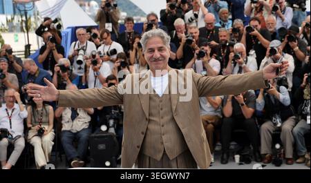 Cannes, Frankreich. Mai 2026. © PHOTOPQR/NICE MATIN/Patrice Lapoirie ; Cannes ; 21/05/2026 ; FRANCE-FILM-FESTIVAL-CANNNES2026 der französisch-armenische Schauspieler Simon Abkarian posiert während eines Fotoaufrufs des Films "La Bataille de Gaulle: L'Age de fer" (de Gaulle: Tilting Iron) bei der 79. Ausgabe des Filmfestivals in Cannes, Südfrankreich am 21. Mai 2026. 79. Internationales Filmfestival von Cannes findet vom 12. Bis 23. Mai 2026 statt. Credit: MAXPPP/Alamy Live News Stockfoto