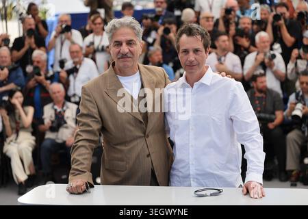 Cannes, Frankreich. Mai 2026. © PHOTOPQR/NICE MATIN/Patrice Lapoirie ; Cannes ; 21/05/2026 ; FRANCE-FILM-FESTIVAL-CANNNES2026 der französische Regisseur und Drehbuchautor Antonin Baudry und der französisch-armenische Schauspieler Simon Abkarian posieren während eines Fotoaufrufs des Films 'La Bataille de Gaulle : L'Age de fer' (de Gaulle: Tilting Iron) bei der 79 79. Ausgabe des Cannes Filmfestivals in Cannes findet vom 12. Bis 23. Mai 2026 statt Stockfoto