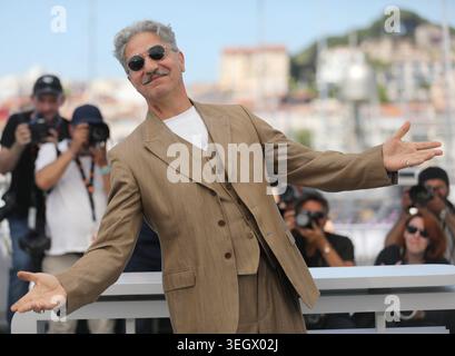 Cannes, Frankreich. Mai 2026. © PHOTOPQR/NICE MATIN/Frantz Bouton ; Cannes ; 21/05/2026 ; FRANCE-FILM-FESTIVAL-CANNNES2026 der französisch-armenische Schauspieler Simon Abkarian posiert während eines Fotoaufrufs des Films "La Bataille de Gaulle: L'Age de fer" (de Gaulle: Tilting Iron) bei der 79. Ausgabe des Filmfestivals in Cannes, Südfrankreich am 21. Mai 2026. 79. Internationales Filmfestival von Cannes findet vom 12. Bis 23. Mai 2026 statt. Credit: MAXPPP/Alamy Live News Stockfoto