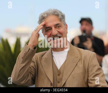 Cannes, Frankreich. Mai 2026. © PHOTOPQR/NICE MATIN/Frantz Bouton ; Cannes ; 21/05/2026 ; FRANCE-FILM-FESTIVAL-CANNNES2026 der französisch-armenische Schauspieler Simon Abkarian posiert während eines Fotoaufrufs des Films "La Bataille de Gaulle: L'Age de fer" (de Gaulle: Tilting Iron) bei der 79. Ausgabe des Filmfestivals in Cannes, Südfrankreich am 21. Mai 2026. 79. Internationales Filmfestival von Cannes findet vom 12. Bis 23. Mai 2026 statt. Credit: MAXPPP/Alamy Live News Stockfoto