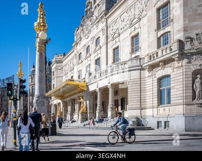 Urbane Szene in Nybroplan mit dem Royal Dramatic Theatre im Hintergrund im Frühling in Stockhom, Schweden Stockfoto