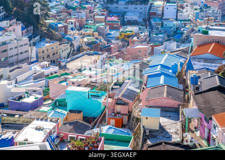 Gamcheon Dorf Busan Südkorea farbenfrohe Häuser auf einem Hügel mit Blick auf das Meer Stockfoto