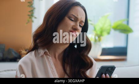 Enttäuschte kaukasische Frau, die mit Mobiltelefon chattet leidet mit Bank ablehnen E-Mail empfangen Trennung Beziehung Nachricht verlieren mit Smartphone Stockfoto