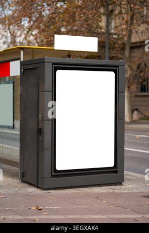 Leeres urbanes Straßenmarketing-Display an einer Bushaltestelle kios Stockfoto