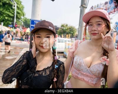 Zwei junge Frauen in Spitzenoutfits feiern das Songkran-Festival in Lampang, Thailand. Stockfoto