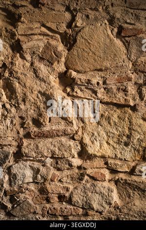 Alte Steinmauer mit einer rauen Wand Stockfoto
