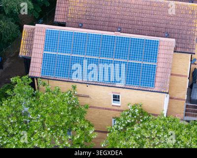 Drohnenfoto eines privaten Wohnhauses mit Solarpaneelen für erneuerbare Energien und nachhaltiges Wohnen. Stockfoto