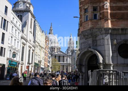 Blick auf die Fleet Street in Richtung St Pauls Cathedral in London, mit historischer Architektur, urbaner Perspektive und Wahrzeichen der Stadt. Stockfoto