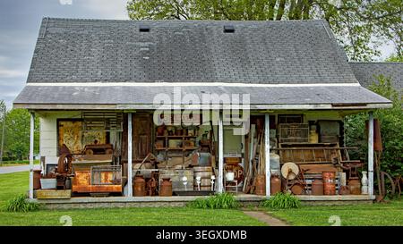 Veranda eines alten weißen Hauses voller Antiquitäten Stockfoto